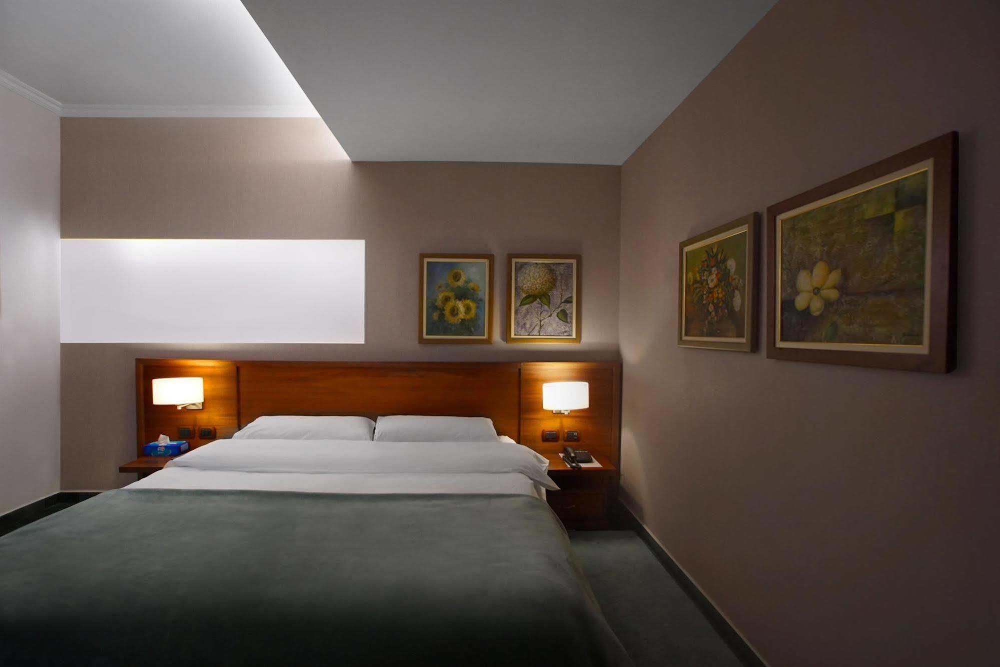 Nov Hotel 티라나 외부 사진